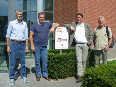 A visit by Workers Advice Center (WAC-Maan) representatives to the Netherlands’ largest trade union, the FNV, revealed the enormous gap between an Israeli trucker’s wage and that of his Dutch counterpart. While in the Netherlands a truck driver works eight hours a day (48 hours a week) and earns some NIS 10,000 (2,000 euro) basic wage, in Israel a truck driver often has to work at least 12 hours a day (68 hours a week) for just NIS 7,000 (1,400 euro, including bonuses). This works out at NIS 48 (9.6 euro) per hour for the Dutch driver, and just NIS 24 (4.8 euro) for the Israeli driver – exactly half.
