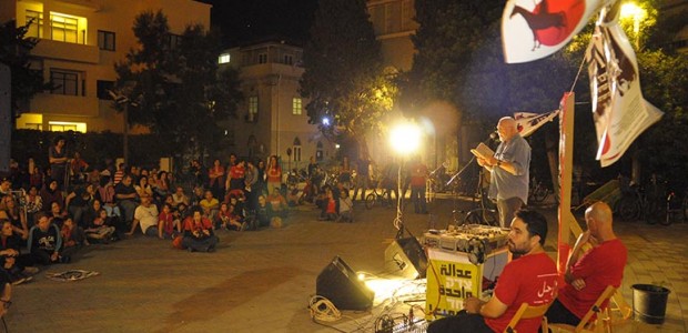 Bialik Square, at the heart of Tel Aviv, has never witnessed such an event: a mass meeting, assembled by the workers of Bialik Center, organized by the independent Trade Union Center WAC-MAAN, celebrating May Day.
